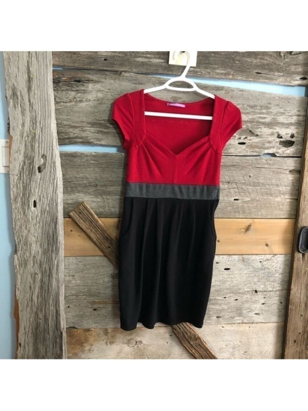 SMART Set Size XS Black/Grey/Red V-Neck Shift Dress